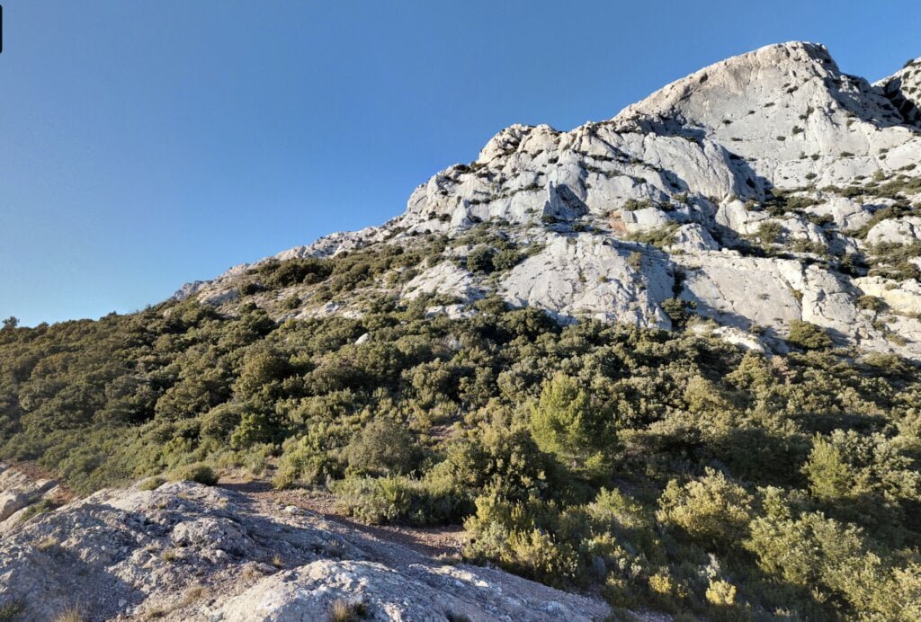 Paysage de garrigue dans le sud de la France Paysage de garrigue dans le sud de la France